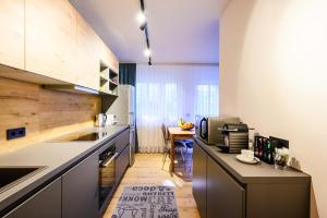 una cocina con encimera y mesa. en Loft 1453, en Ludwigshafen am Rhein