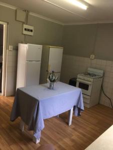 una cocina con una mesa con un mantel púrpura. en Meshlynn farm cottage, en Thendele