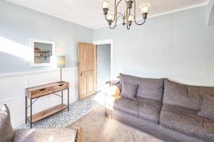 Host & Stay - Friths في سكرابورو: غرفة معيشة مع أريكة وطاولة