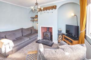 sala de estar con sofá y chimenea en Host & Stay - Friths en Scarborough