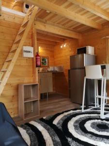 Cabaña de madera con cocina y sala de estar en Le Petit Chalet de Nîmes Shantay Youstay en Nimes