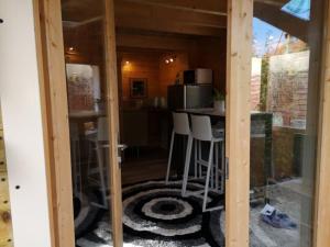 una casa construida con una cocina y taburetes en Le Petit Chalet de Nîmes Shantay Youstay, en Nimes