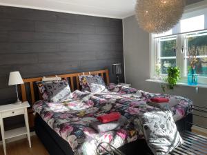 1 dormitorio con cama con edredón y almohadas en Apartment Uddevalla Bohuslän Bubbelbad, en Uddevalla
