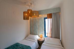 twee bedden in een kamer met een raam bij Villa Briseida by Villalia in Playa Blanca +6 foto's