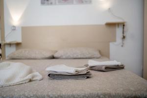 two beds with towels sitting on top of them at Casa via Montà in centro in Sanremo