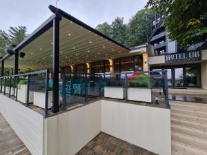 eine Hotellobby mit Tischen und Stühlen in einem Gebäude in der Unterkunft Hotel Ub Aqua Park in Ub