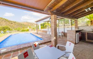 a patio with a pool and a table and chairs at Cubo's Casa Palmar de la Zarza in Pizarra