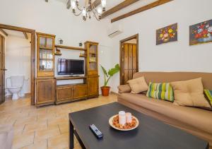 a living room with a couch and a table at Cubo's Casa Palmar de la Zarza in Pizarra