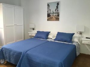 Un pat sau paturi într-o cameră la Apartamentos Playamar