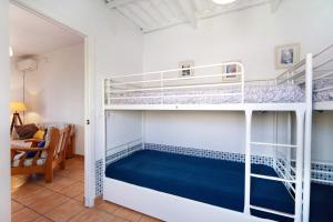 una camera con due letti a castello in una stanza di Beautiful Traditional House a Chipiona Altre 21 foto