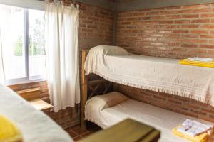 سرير بطابقين أو أسرّة بطابقين في غرفة في Rio De Arena