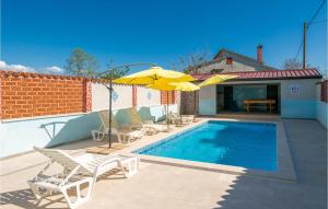 Bazén v ubytovaní Three-Bedroom Holiday Home 0 In Zminj alebo v jeho blízkosti
