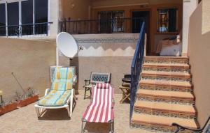 Los AltosにあるGorgeous Apartment In Orihuela Costa With Kitchenetteの階段の横のパティオ(椅子2脚付)