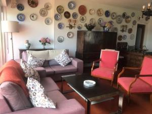 ルアンコにあるCalle Quinta, 3のリビングルーム(ソファ、椅子、壁掛けプレート付)