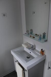 ein Badezimmer mit einem weißen Waschbecken und einem Spiegel in der Unterkunft Dkamping Village - International Camping Ispra in Ispra