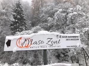 Znak dla masoco pożyczonego w śniegu w obiekcie Maso Zont w mieście Vignola