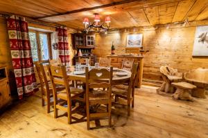 een houten eetkamer met een tafel en stoelen bij CHALET PELE - Alpes Travel - Central Chamonix - Sleeps 11 in Chamonix-Mont-Blanc