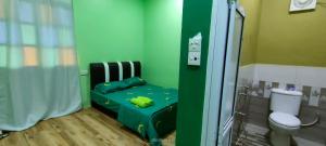 Ένα ή περισσότερα κρεβάτια σε δωμάτιο στο Bungalow Mat Hj Limah