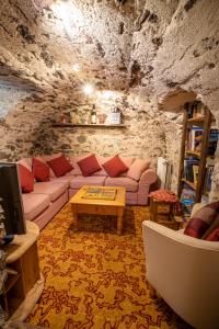 ein Wohnzimmer mit einem Sofa und einem Tisch in der Unterkunft CHALET PELE - Alpes Travel - Central Chamonix - Sleeps 11 in Chamonix-Mont-Blanc