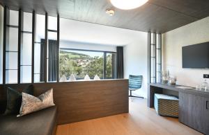 ألبينهوتل كيل في فالداورا: غرفة معيشة مع أريكة ونافذة كبيرة