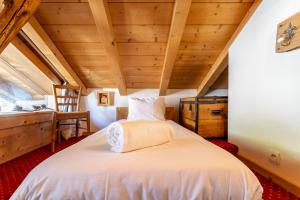 A bed or beds in a room at CHALET PELE - Alpes Travel - Central Chamonix - Sleeps 11
