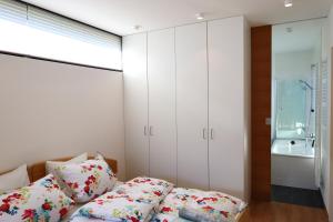 una camera con letto e armadietto bianco di Chalet M&M a Innsbruck