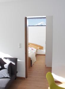 ein Wohnzimmer mit einem Spiegel und einem Sofa in der Unterkunft Chalet M&M in Innsbruck