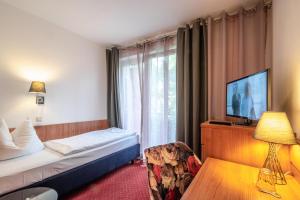 Habitación de hotel con cama y ventana en Hotel Schottenhof, en Mainz