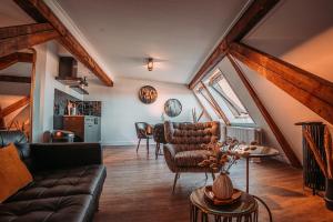 sala de estar con sofá y mesa en Short Stay Apartments Heerenveen, en Heerenveen