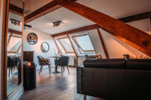 een woonkamer met een bank en een tafel bij Short Stay Apartments Heerenveen in Heerenveen