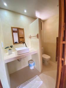 łazienka z umywalką i toaletą w obiekcie Pousada Portal do Kite w mieście Tatajuba