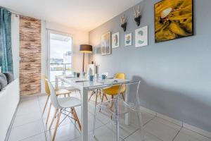 a dining room with a table and chairs at Le Merveilleux - Proche Thionville, Metz, Luxembourg in Basse-Yutz +13 photos