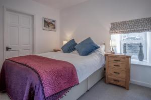 Postel nebo postele na pokoji v ubytování Caleb's Cottage - 4 Bedroom Cottage - Solva