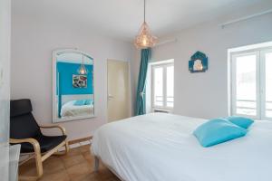 1 dormitorio con 1 cama blanca y 1 silla en SMARTBNB - Stylish in Old Town - 2 pièces - 300m de la mer, en Niza