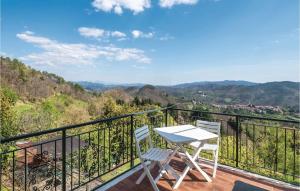 Ein Tisch und zwei Stühle auf einem Balkon mit Aussicht in der Unterkunft Il Cottage in Carro + 13 Fotos
