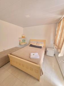 um quarto com uma cama grande num quarto em Pousada Rir Sorte Praia de Jacaraípe em Serra