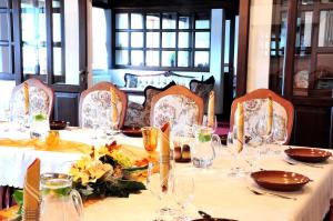tavolo con sedie e tavolo con bicchieri di B&B Sant Bernard a Staré Hory