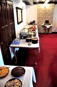 Makanan di atau berdekatan rumah tamu ini