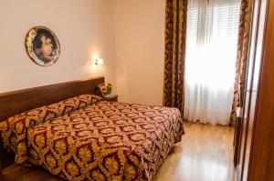 um quarto de hotel com uma cama e uma janela em Hotel Da Franco em Nogarole Rocca