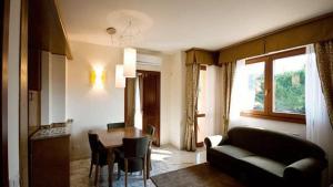 salon z kanapą i stołem w obiekcie Antella Residence w mieście Bagno a Ripoli