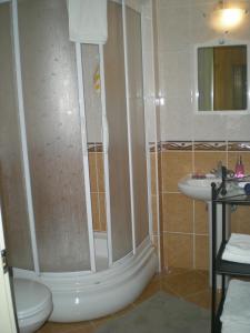 A bathroom at Konakli Apartments Izmir