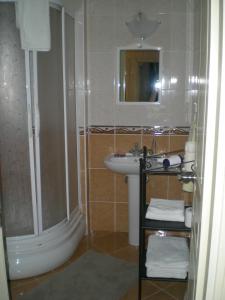 A bathroom at Konakli Apartments Izmir
