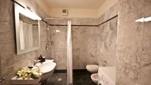 łazienka z umywalką, prysznicem i toaletą w obiekcie Antella Residence w mieście Bagno a Ripoli +26 zdjęć