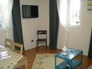 A television and/or entertainment centre at Konakli Apartments Izmir