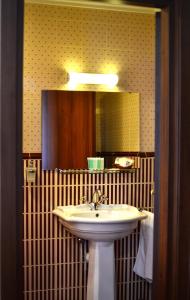 A bathroom at Kera Hotel