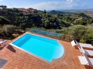einen Pool auf einem Haus mit Aussicht in der Unterkunft Villa Jasmine con vista mare e piscina in Corsanico-Bargecchia