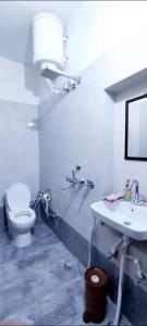 Bathroom sa nehnilayam Homestay, home with fusion of style & comfort