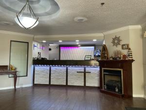 a bar in a living room with a fireplace at Stockbridge Inn in Stockbridge