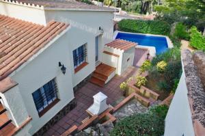 an aerial view of a house with a swimming pool at Casa Mas Tomasi in Pals