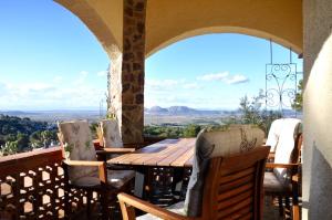 d'une table et de chaises sur un balcon avec vue. dans l'établissement Casa Mas Tomasi, à Pals